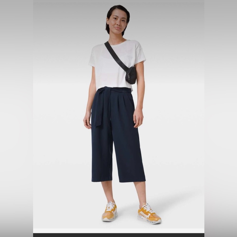 Lululemon Athletica Noir Crop Pants in Navy